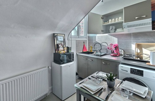 Evreux Apartment | Studio facing train station - wifi