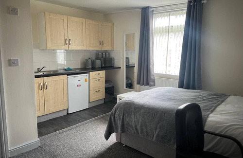 Forest Fields Apartment | Studio Flat 7, Private Shower & WC With Kitchenette