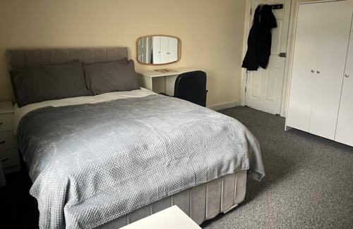 Forest Fields Apartment | Studio Flat 7, Private Shower & WC With Kitchenette