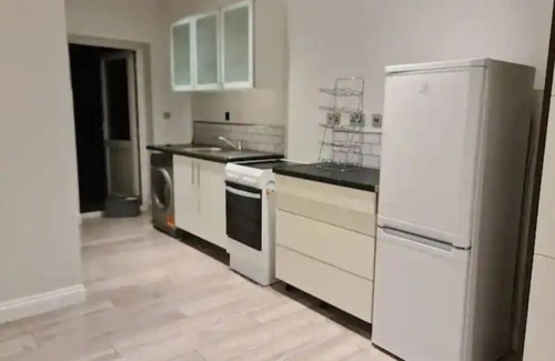 Luton Apartment | Studio flat near luton airport. Contractors, families, friends welcome.