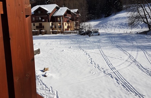 Bernex Apartment | Studio Flat, Sleeps 4. Doorstep skiing with spectacular views and location.