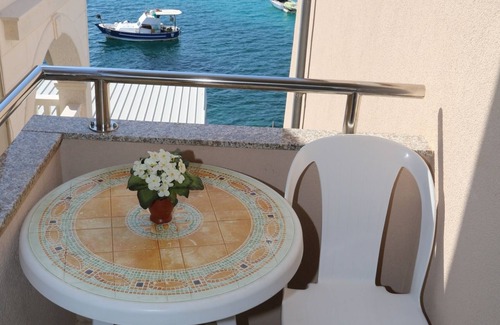 Milna Apartment | Studio flat with balcony and sea view Milna, Hvar (AS-22619-d)