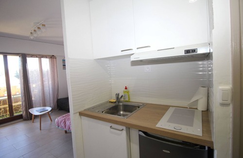 Les Arenes Apartment | Studio for 4 with swimming pool and parking