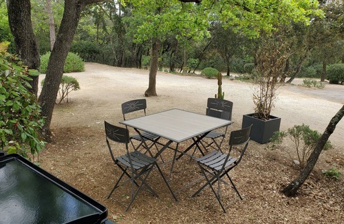 Saint-Maurice-sur-Eygues Apartment | STUDIO in the middle of the vineyards facing the Ventoux - for 2 adults and 2 children.