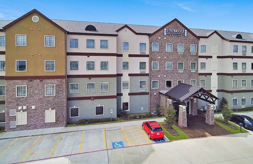Longview Apartment | Studio | Free Breakfast. Indoor Pool & Hot Tub