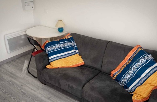 Arpajon Apartment | studio house, new, clean, quiet suburban area.