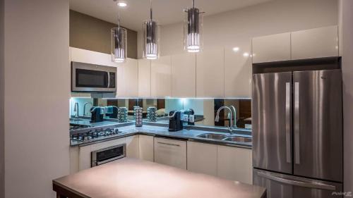 Emiliano Zapata House | Studio in Central Location, Rooftop Pool, Hot Tub, Gym, Fire Pit