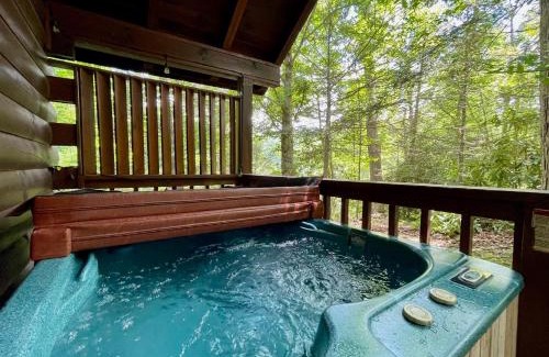 Black Bear Falls House | Studio in Gatlinburg with hot tub- super cozy!