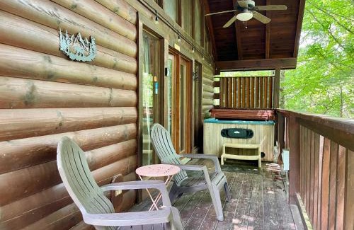 Black Bear Falls House | Studio in Gatlinburg with hot tub- super cozy!