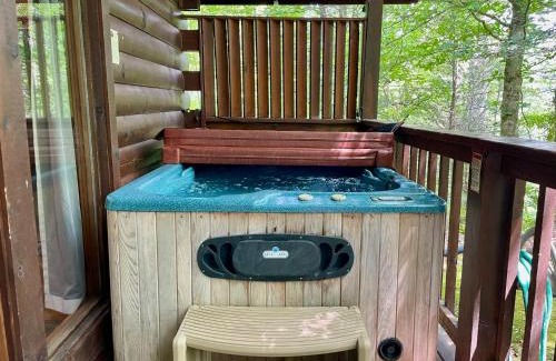 Black Bear Falls House | Studio in Gatlinburg with hot tub- super cozy!