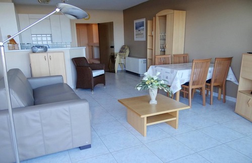 Nieuwpoort-aan-Zee Apartment | Studio in Nieuwpoort with Stunning Sea View