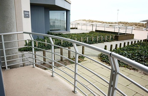 Nieuwpoort-aan-Zee Apartment | Studio in Nieuwpoort with Stunning Sea View