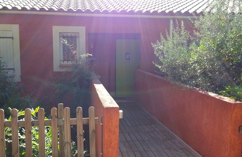 Sollies-Toucas Apartment | Studio in Provencal village with view of the hills