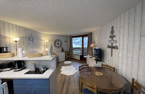 Saint-Jacques-des-Blats Apartment | Studio in resort, at the foot of slopes, Southeast balcony