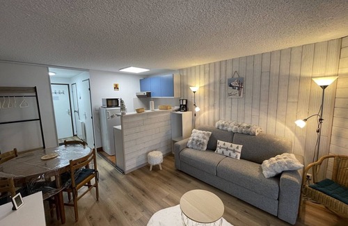 Saint-Jacques-des-Blats Apartment | Studio in resort, at the foot of slopes, Southeast balcony