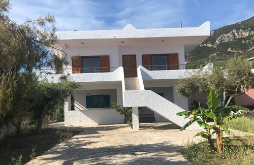 Troizinia Apartment | Studio in vacation home directly by the sea, with large covered terrace