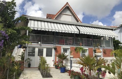 Le Lamentin Apartment | Studio in villa with pool, garden and vehicle access at LAMENTIN in Martinique