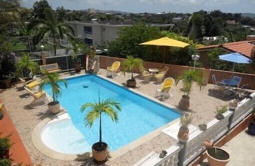 Le Lamentin Apartment | Studio in villa with pool, garden and vehicle access at LAMENTIN in Martinique