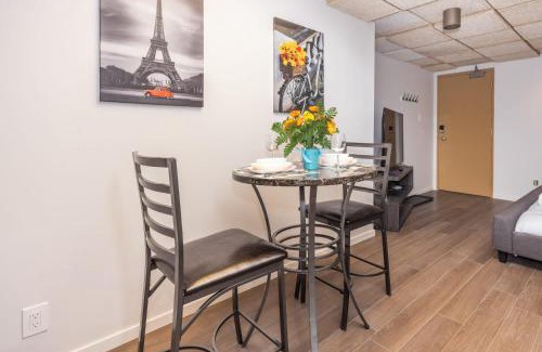Centretown West Apartment | Studio King Bed Apartment - Close to Chinatown