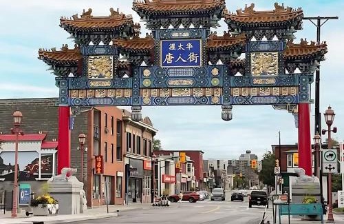 Centretown West Apartment | Studio King Bed Apartment - Close to Chinatown