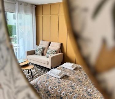Courseulles-sur-Mer Apartment | Studio La Petite Oasis- Idéal couple - calme - balcon sud - lumineux - 10min du centre & plage - proche Centre Juno Beach - wifi