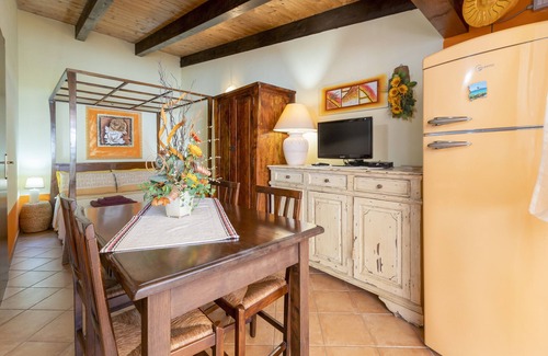 Porto Torres Apartment | Studio 'Lo Scrigno' with Private Garden, Wi-Fi and Air Conditioning