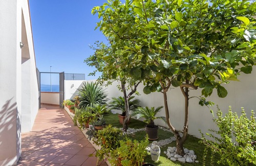 Porto Torres Apartment | Studio 'Lo Scrigno' with Private Garden, Wi-Fi and Air Conditioning