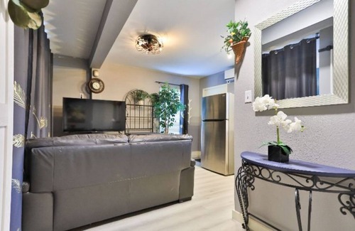 Central Arlington Apartment | Studio Loft 1br/1ba Hot Tub Hideaway, Hot Tub, Firepit, Deck, Outdoor Dining