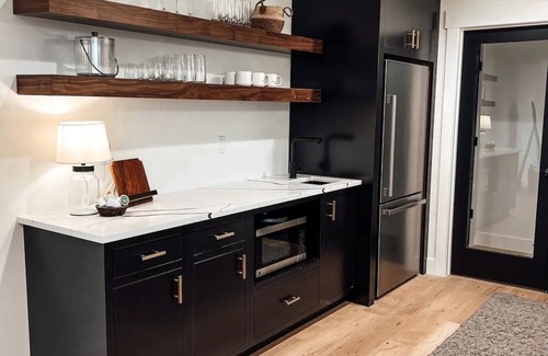 Peosta Apartment | Studio Loft great location just off Hwy 20.