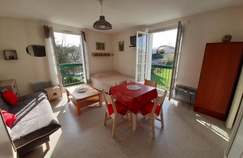 La Roche-Posay Apartment | Studio lumineux centre-ville La Roche-Posay avec WI-FI, lave-linge, lave-vaisselle, animaux admis - FR-1-541-131