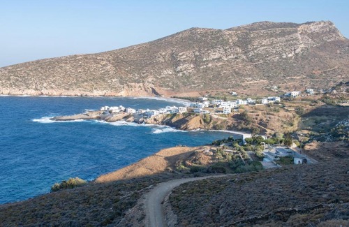 Apollonas House | STUDIO MAIRA seafront in to the blue