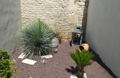 Beurlay House | Studio meublé et équipé avec jardin et terrasse privée