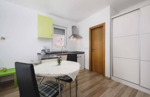 Đuba Apartment | Studio mit Terrasse und Klimaanlage