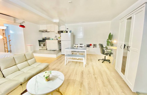Rosemead Apartment | Studio Modern Black and White