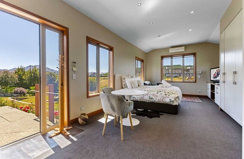 Wanaka House | Studio nestled in Ridgecrest