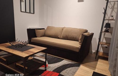 Guecelard Bed & Breakfast | Studio neuf avec espace de travail séparé