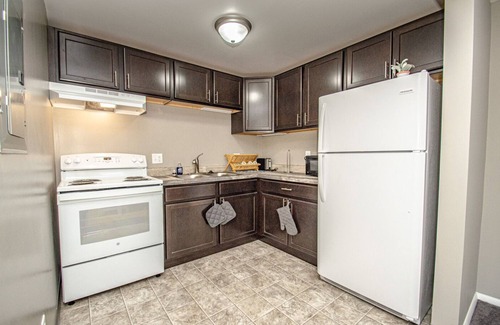 Kettering Apartment | Studio Neutral Chic near Kettering Hospital & Shopping