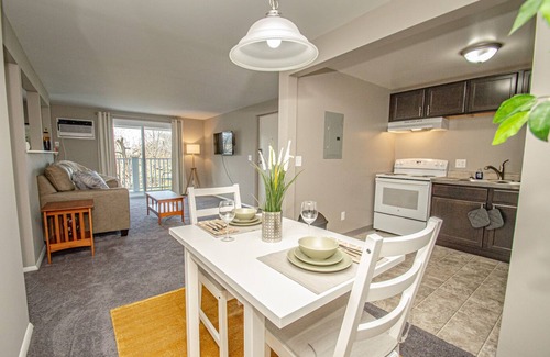 Kettering Apartment | Studio Neutral Chic near Kettering Hospital & Shopping