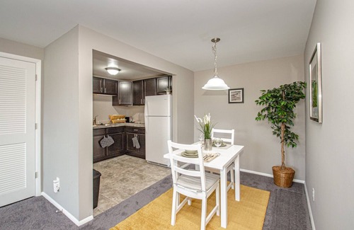 Kettering Apartment | Studio Neutral Chic near Kettering Hospital & Shopping