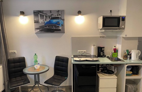 Wilhelmstadt Apartment | Studio no. 7, basement (24sqm) in green Spandau (13sqm)