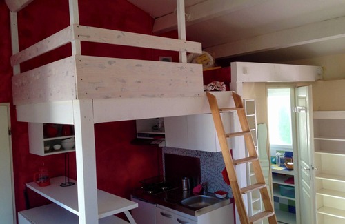 Aiguelongue Apartment | Studio on second floor of a villa, residential area, near streetcar and park
