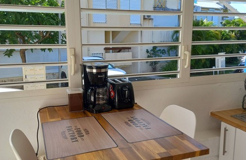 Le Gosier Apartment | Studio Oncle Sam: pool and beach access. Ideal for vacations or weekends for two