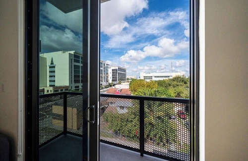 East Little Havana Apartment | Studio @ Pastel with Balcony City View
