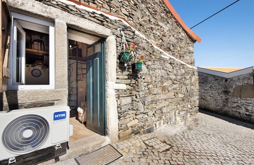 Provesende Apartment | Studio 'Quarto Exterior - Casa Da Jesus' with Mountain View, Wi-Fi and Air Conditioning