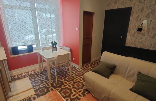 Villelaure Apartment | Studio renovated Luberon village house/Provence