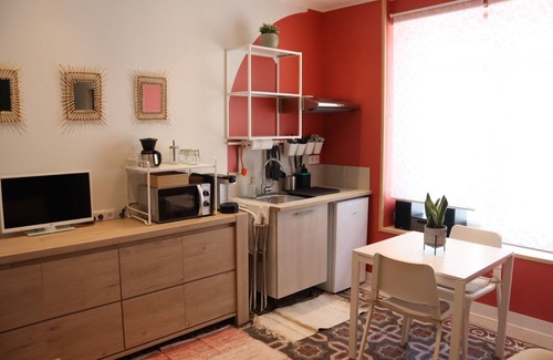 Villelaure Apartment | Studio renovated Luberon village house/Provence