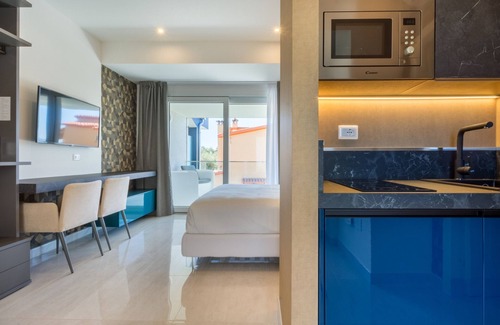 Villa San Pietro Apartment | Studio "Residence Meridian Unità 5" near the Beach, with Mountain View, Pool & Wi-Fi