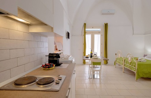 Leverano Apartment | Studio 'Residenza Isabella 2' close to City Centre with Garden & Air Conitioning