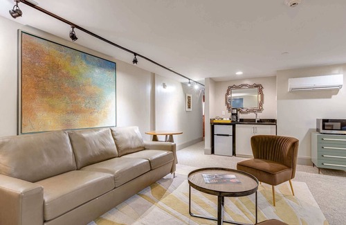 East Bank Apartment | Studio Retreat for 4 Near DT, Walk to Broadway!