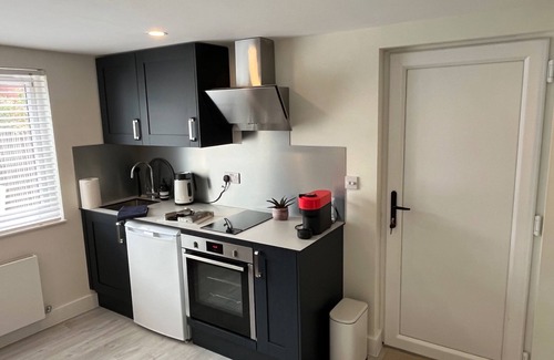Locks Heath Apartment | Studio Retreat - Hot Tub, Garden & Pets Welcome